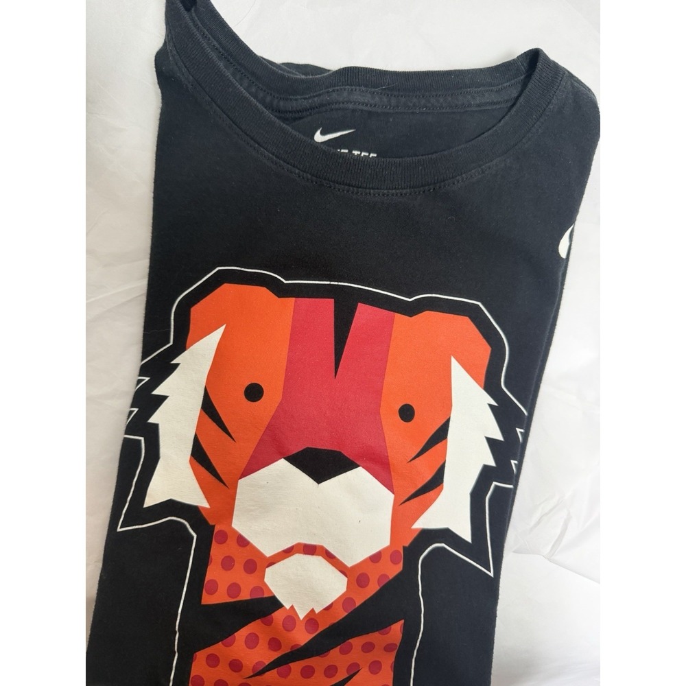 Nike Tee Athletic Cut Tiger Woods Men's SS Extra Large XL Cotton Red Graphic Blk
